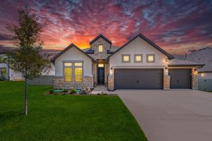 a,home,at,sunset,with,a,driveway